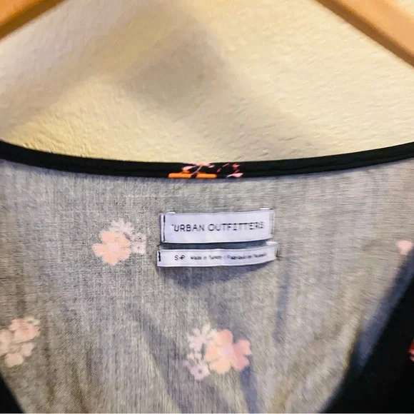 Urban Outfitters Madison Twist-Front Cropped Blouse / Black Floral - Picture 4 of 7